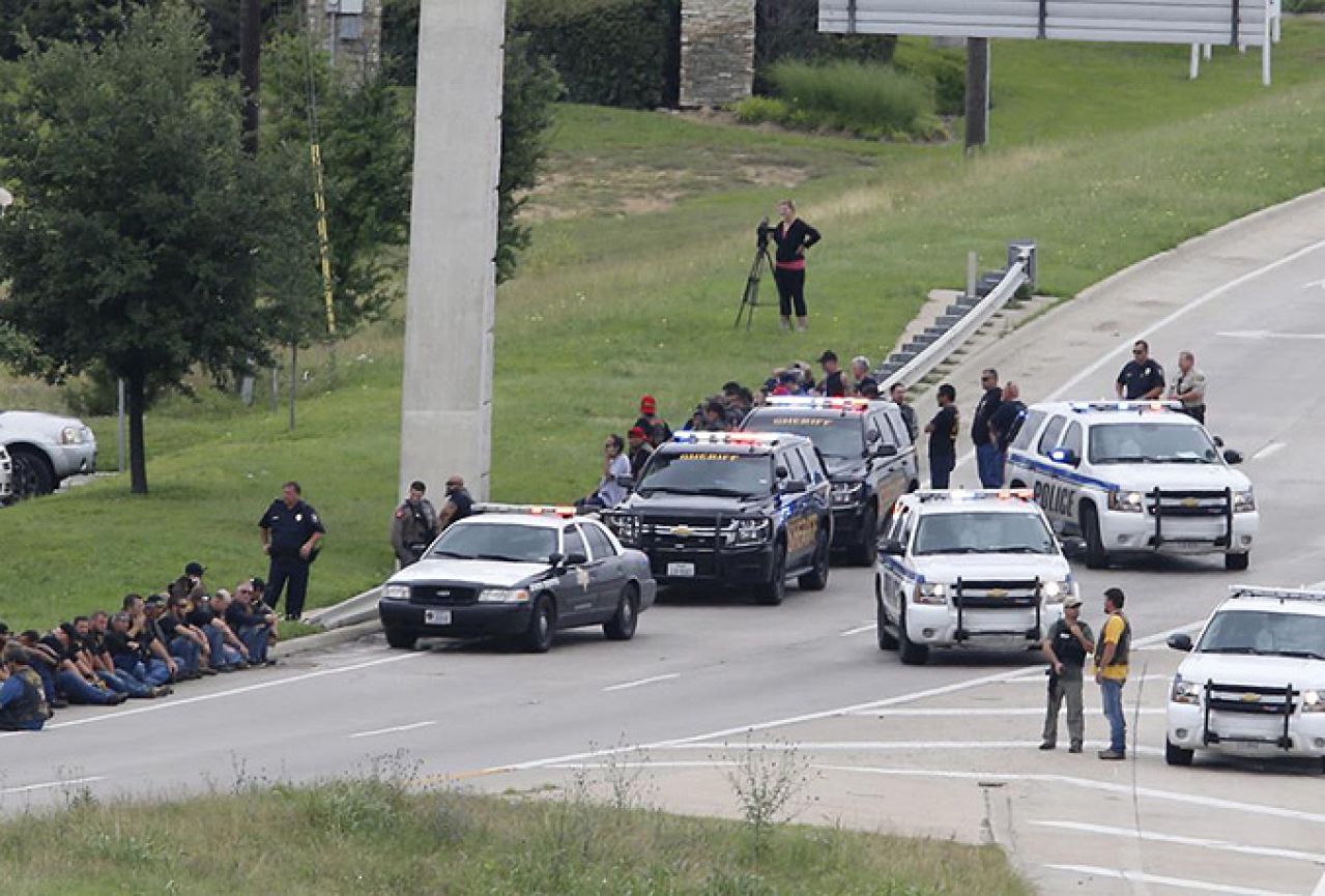 Devetero mrtvih u pucnjavi između bikerskih bandi u Teksasu