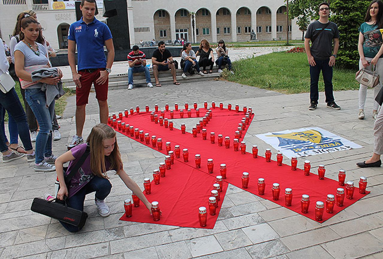 Mostarci zapalili svijeće u znak sjećanja na preminule od AIDS-a