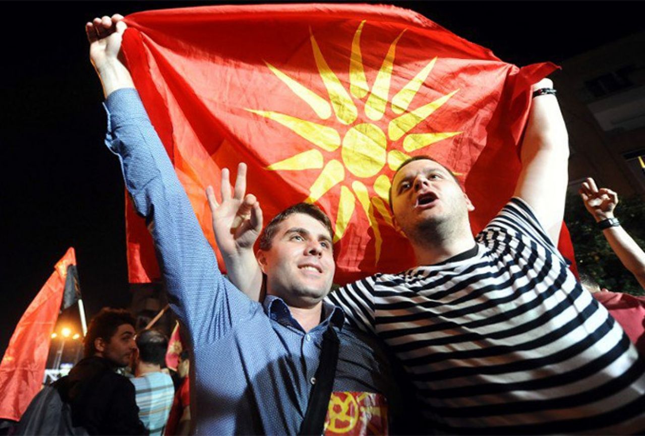 Gruevski okupio pristaše i poručio da neće odstupiti: 'Mračne snage neće pobijediti'