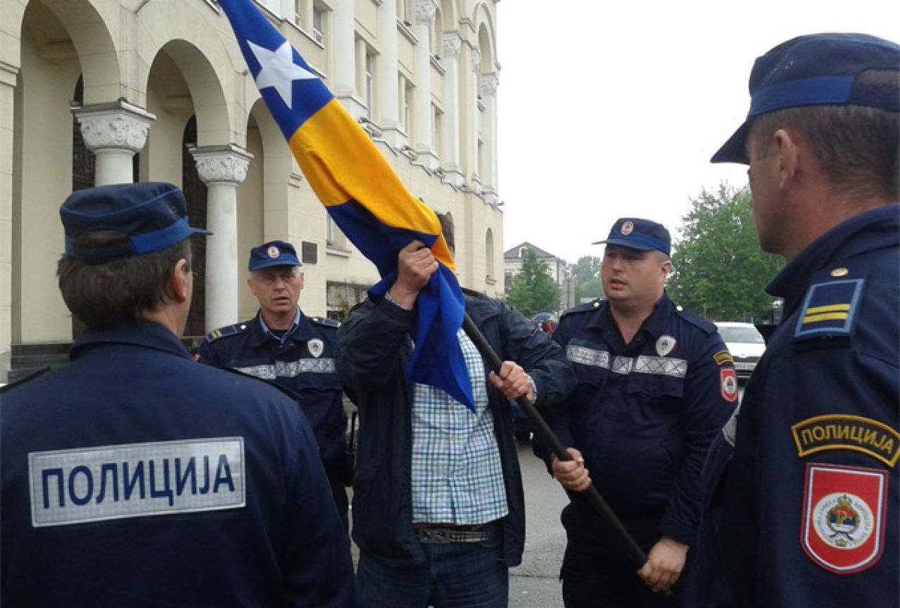 Uhićen Sejfudin Tokić zbog zastave