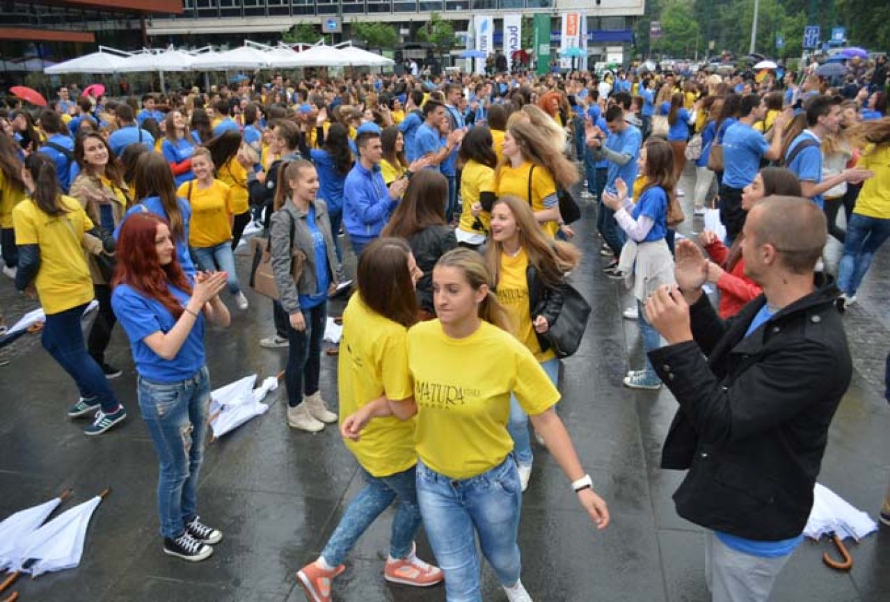 Maturanti u Sarajevu srednjoškolskim plesom obilježili kraj školovanja
