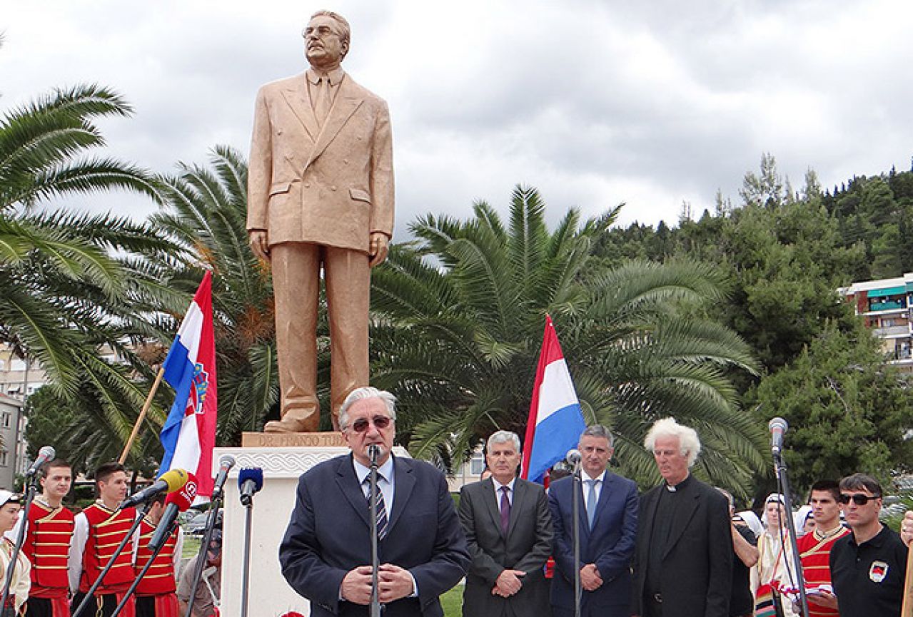 Franjo Tuđman u Pločama dobio spomenik visok dva i pol metra
