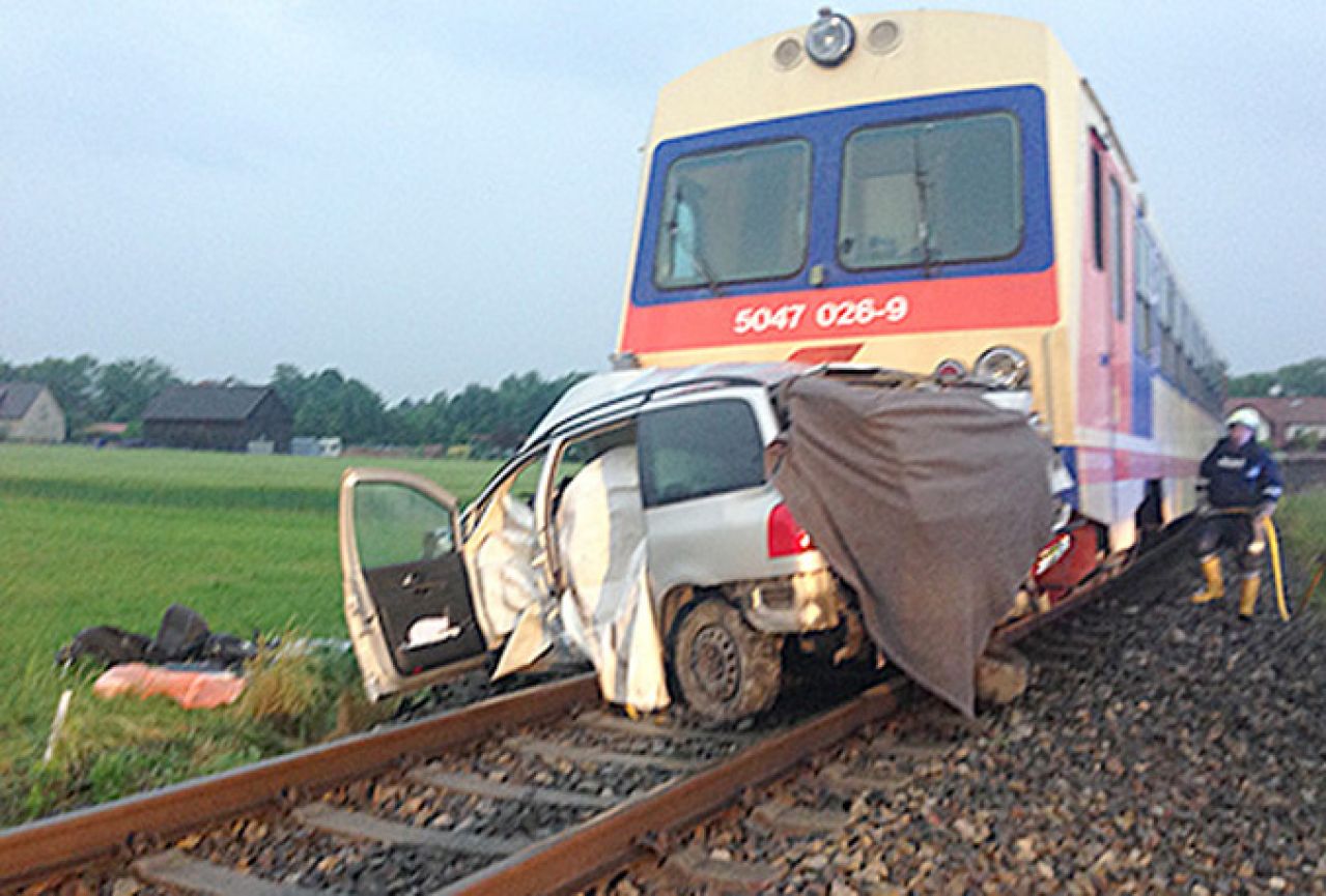 U naletu vlaka na automobil poginulo pet osoba, među njima troje djece