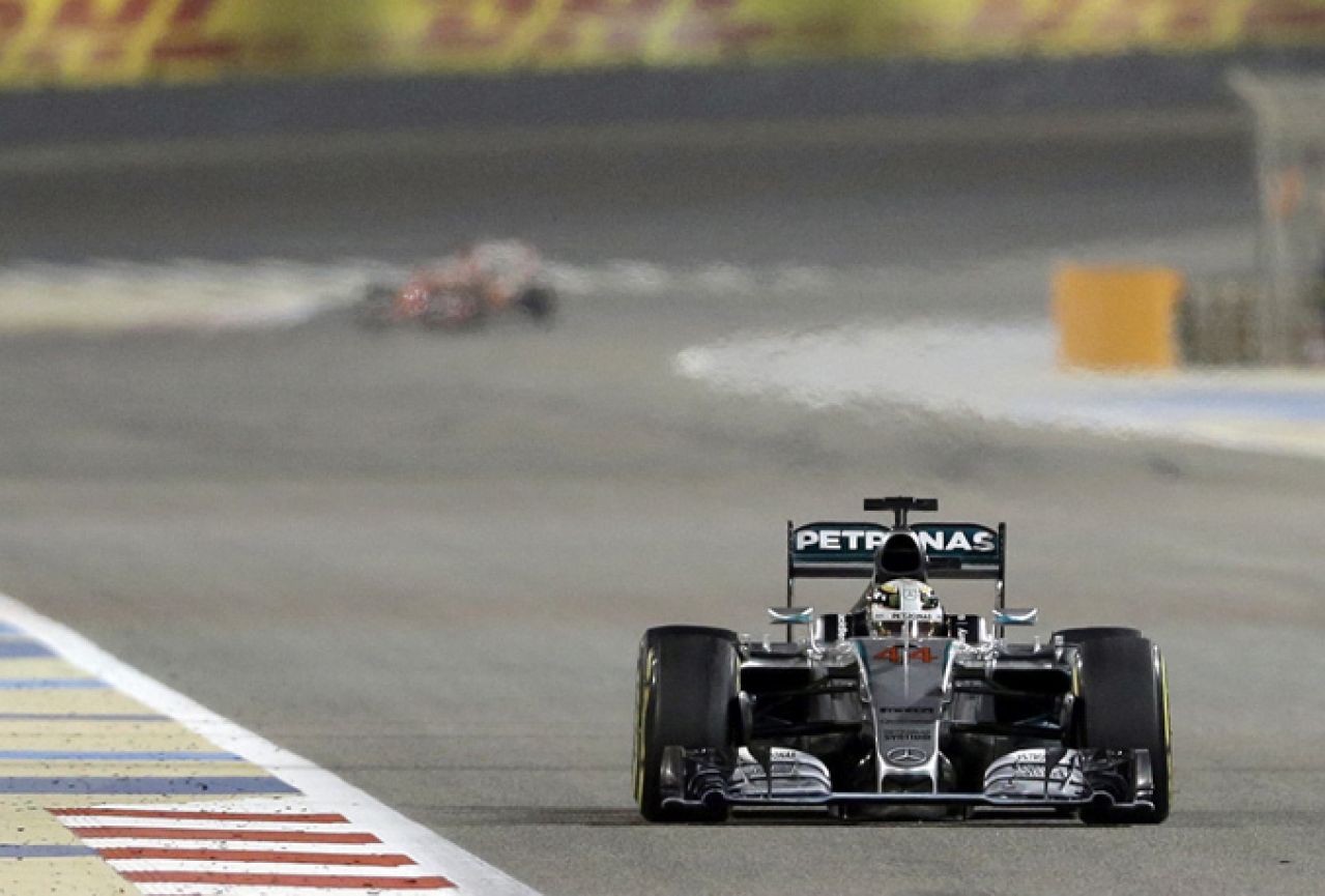Hamilton kreće prvi, Rosberg odmah iza njega