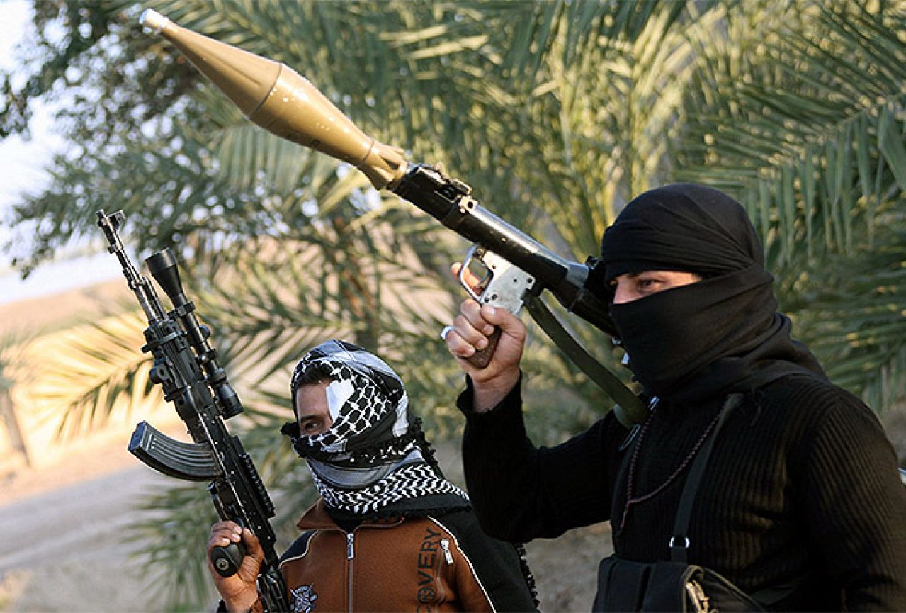 Irak: Ekstremisti IS-a ubijaju i bacaju u Eufrat sve svoje protivnike