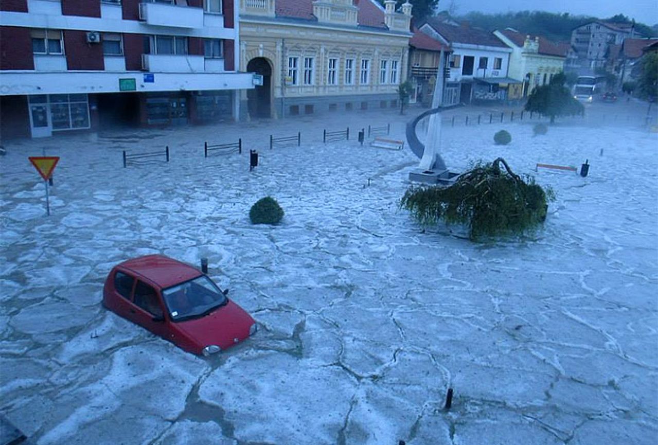 Srbija: Grad razbijao prozore, ulice poplavljene, promet obustavljen