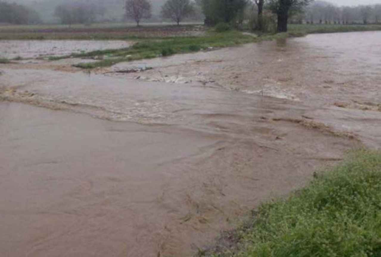 U Gračanici se izlila rijeka i poplavila 10 hektara zemljišta