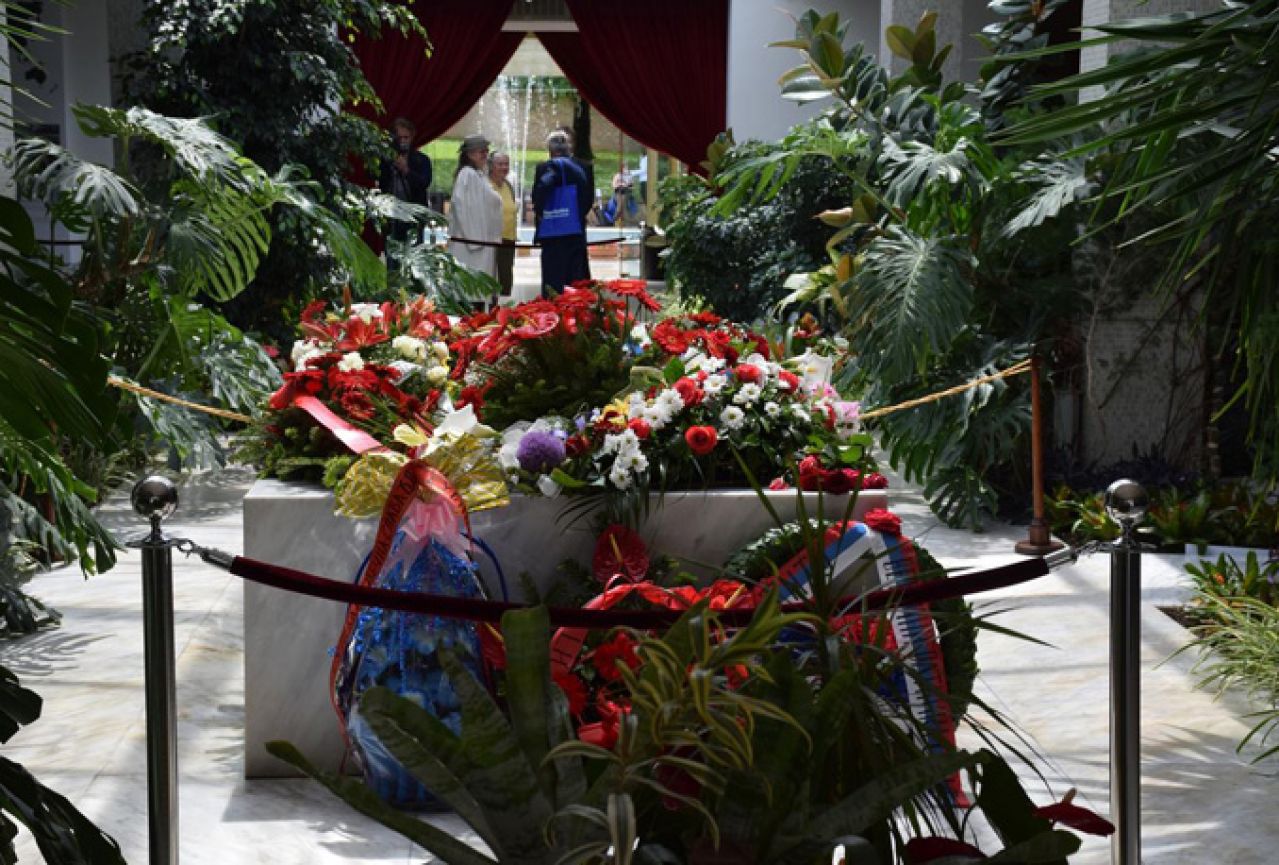 Dan mladosti u Kući cvijeća: Tisuće posjetitelja odalo počast Titu i Jovanki