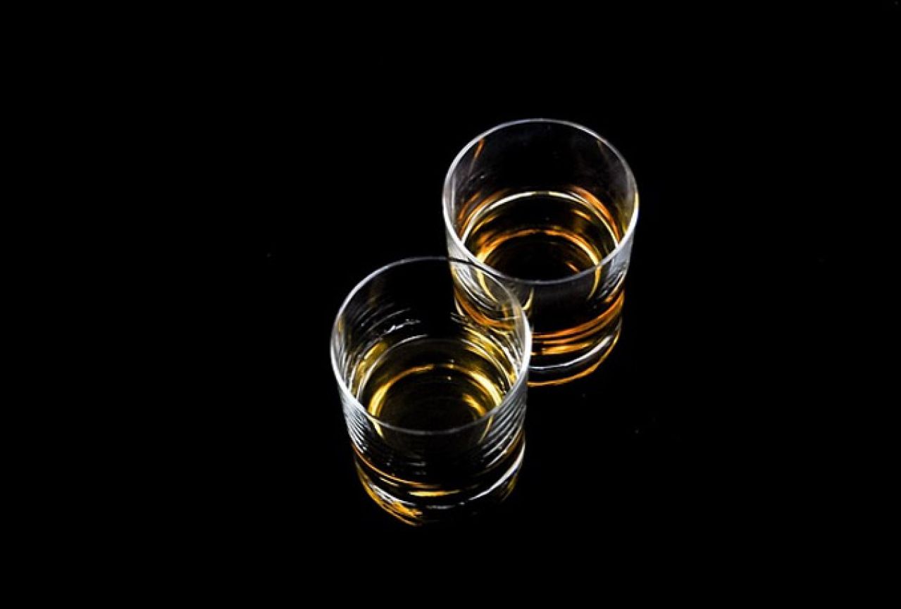 Smrt za šankom: Konobar osuđen jer je dopustio da čovjek popije 56 čašica