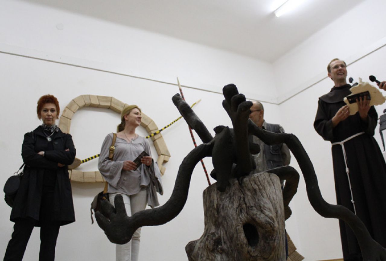 Studenti kiparstva iz Širokog Brijega podarili Čapljini izložbu