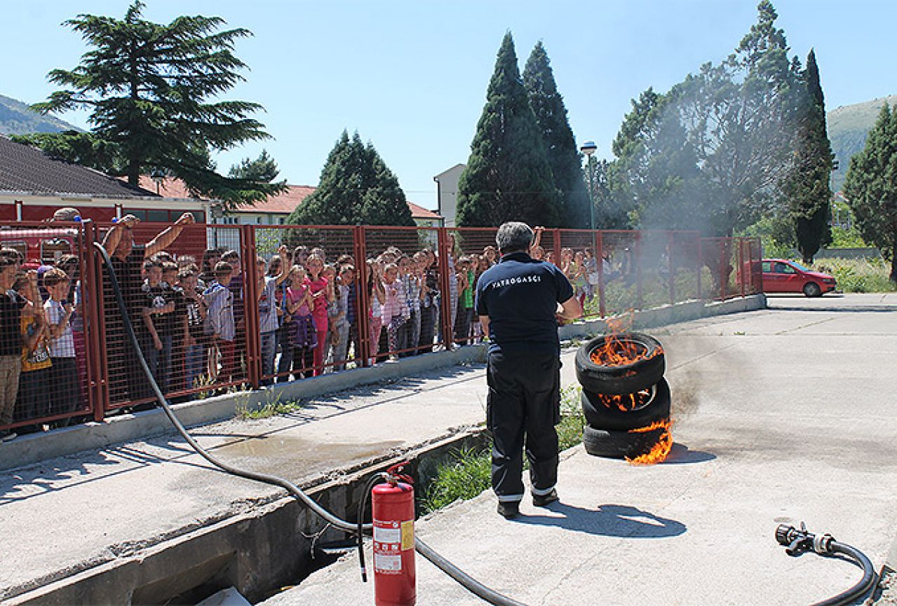 Mostarski učenici od vatrogasaca učili kako gasiti vatru