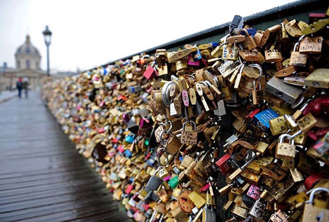 Mo'š se slikat: Nema više 'zaključavanja ljubavi' na pariškom mostu