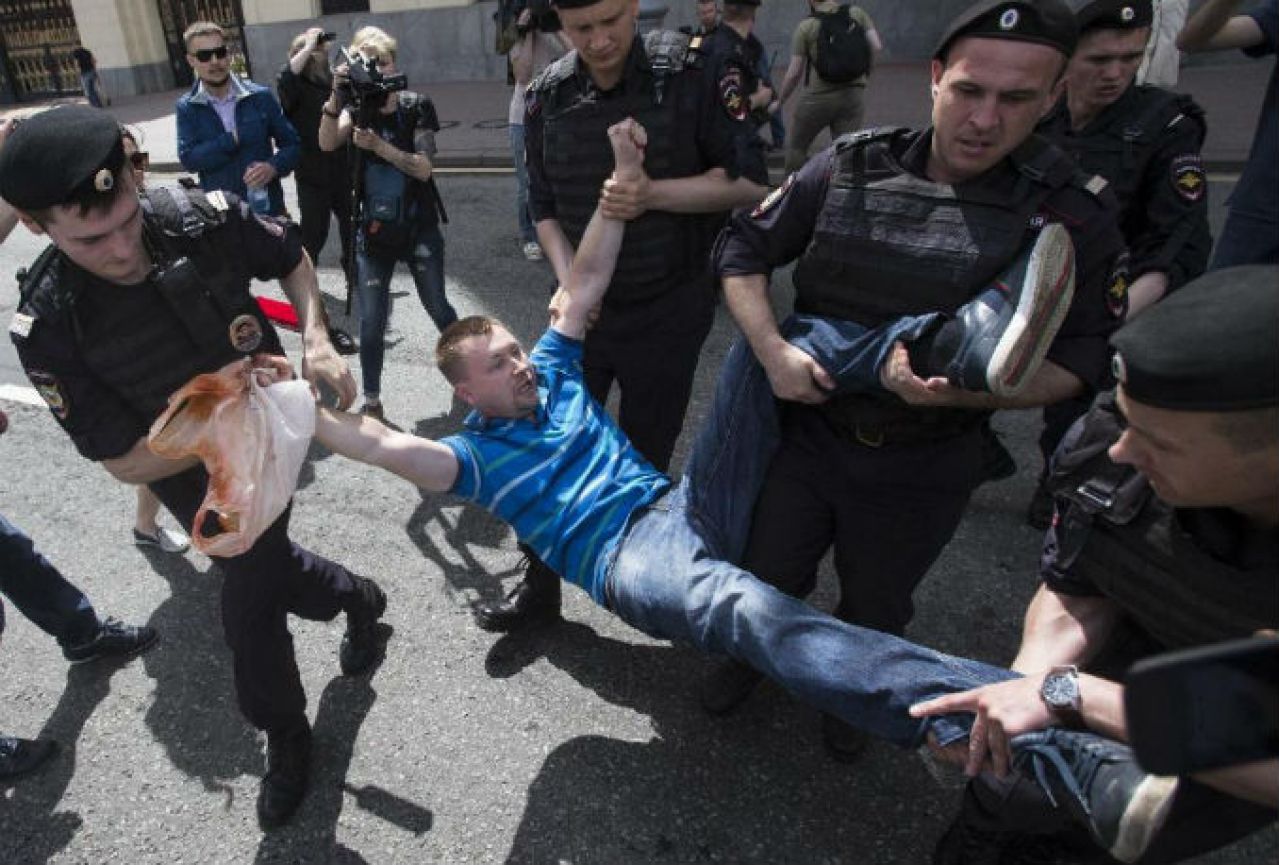 Pokušali organizirati prosvjede: Napadnuti i uhićeni gay aktivisti u Moskvi