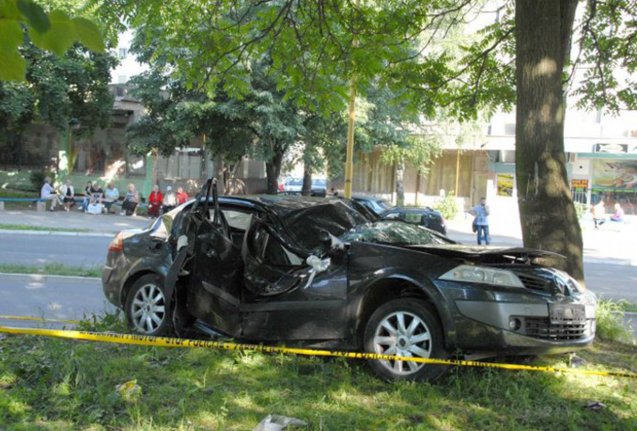 Mladić se automobilom zabio u drvo