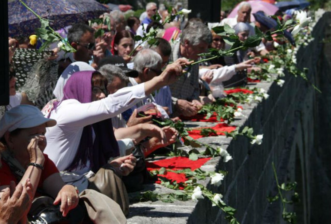 Sa Višegradske ćuprije u Drinu spušteno tri tisuće ruža