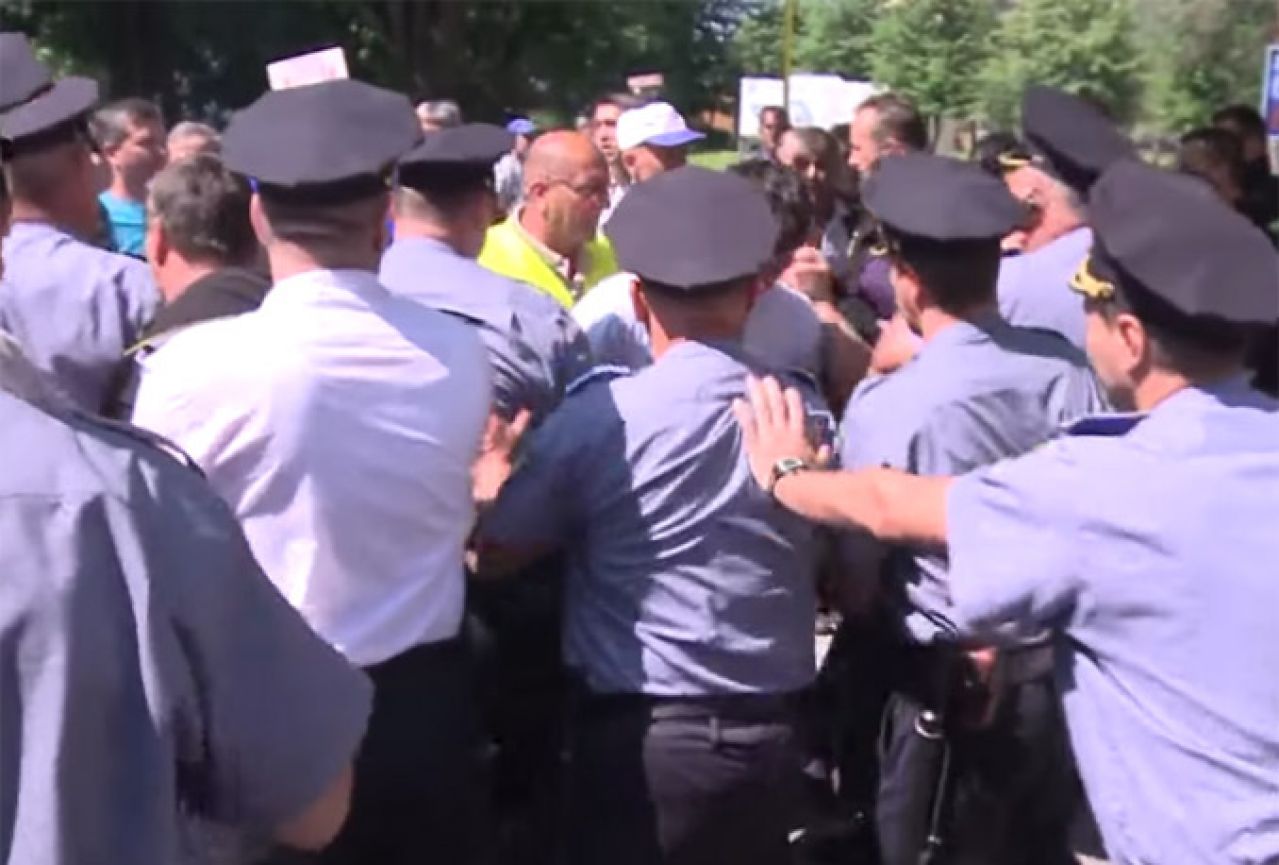 Opet Tuzla: Radnici se sukobili s policijom 