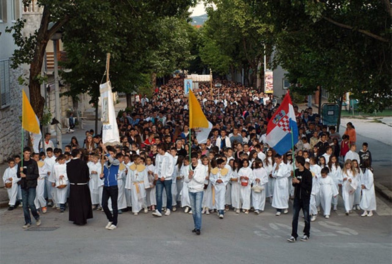 Biskup Vukšić na Tijelovo u Posušju