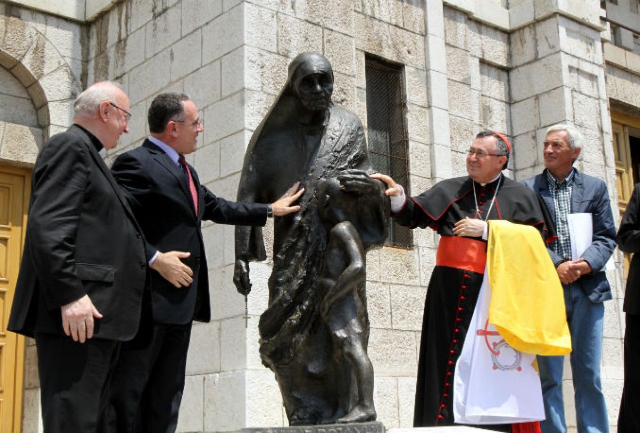 Ispred crkve sv. Josipa postavljen kip majke Tereze