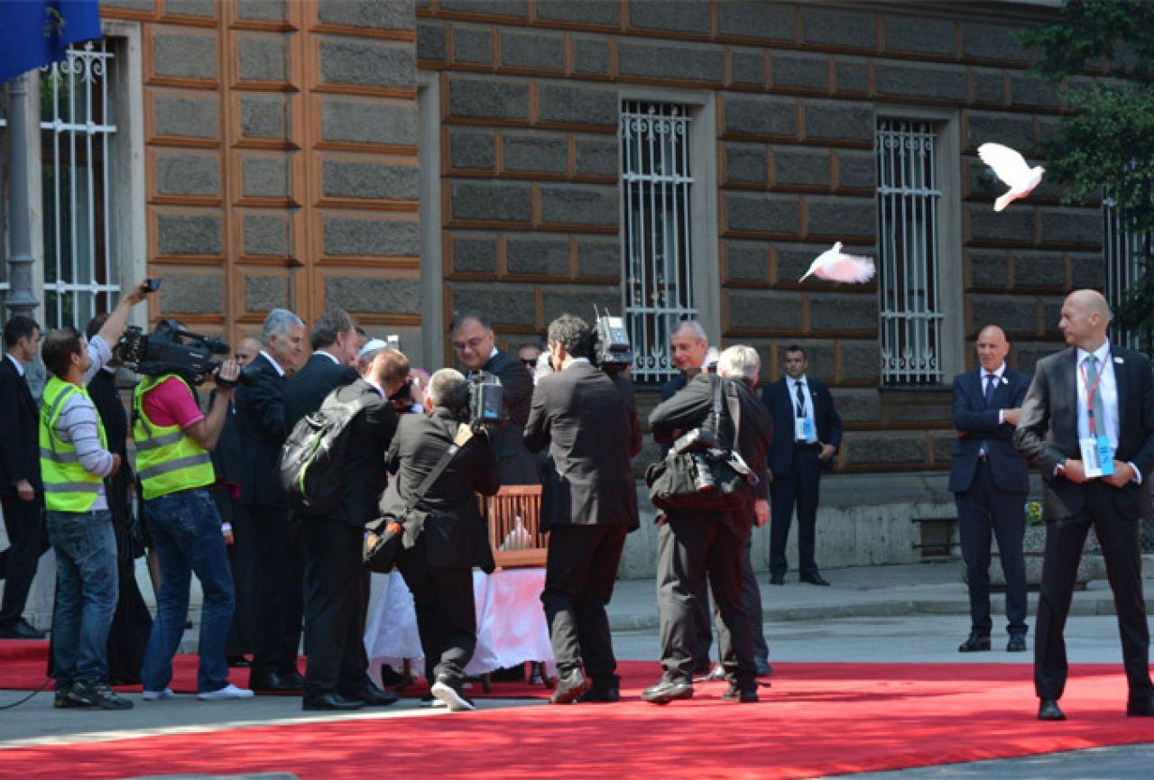 Mostarski golubovi poletjeli iz Papinih ruku