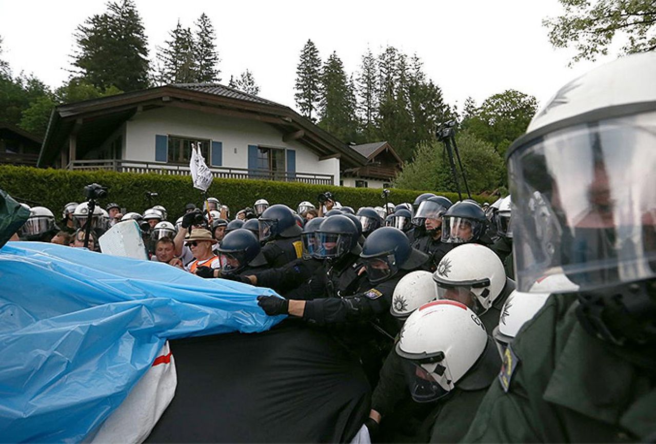 Demonstranti blokirali put prema hotelu gdje su se trebali sastati lideri G7