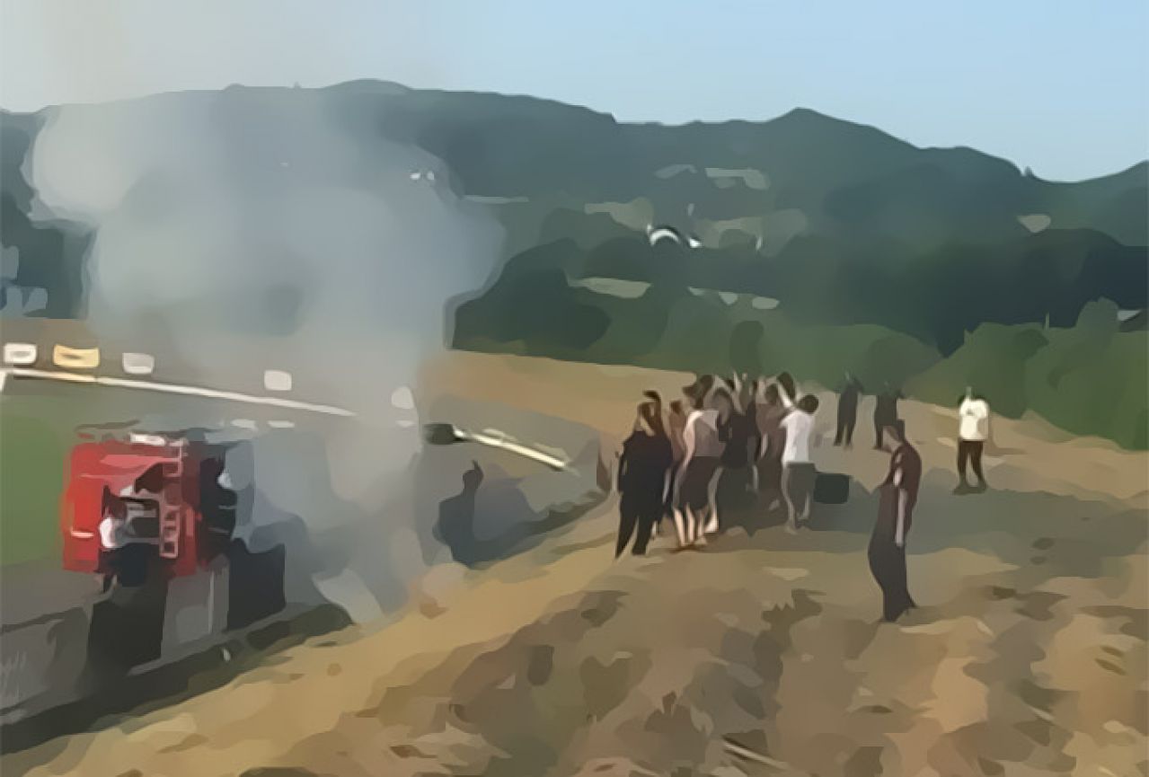 Navijači u Tesliću zapalili sijeno i prekinuli utakmicu!