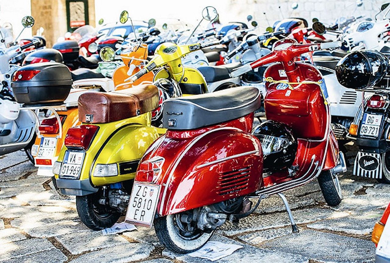 Više od pet tisuća vozača na Vespa Danima u Biogradu i Zadru