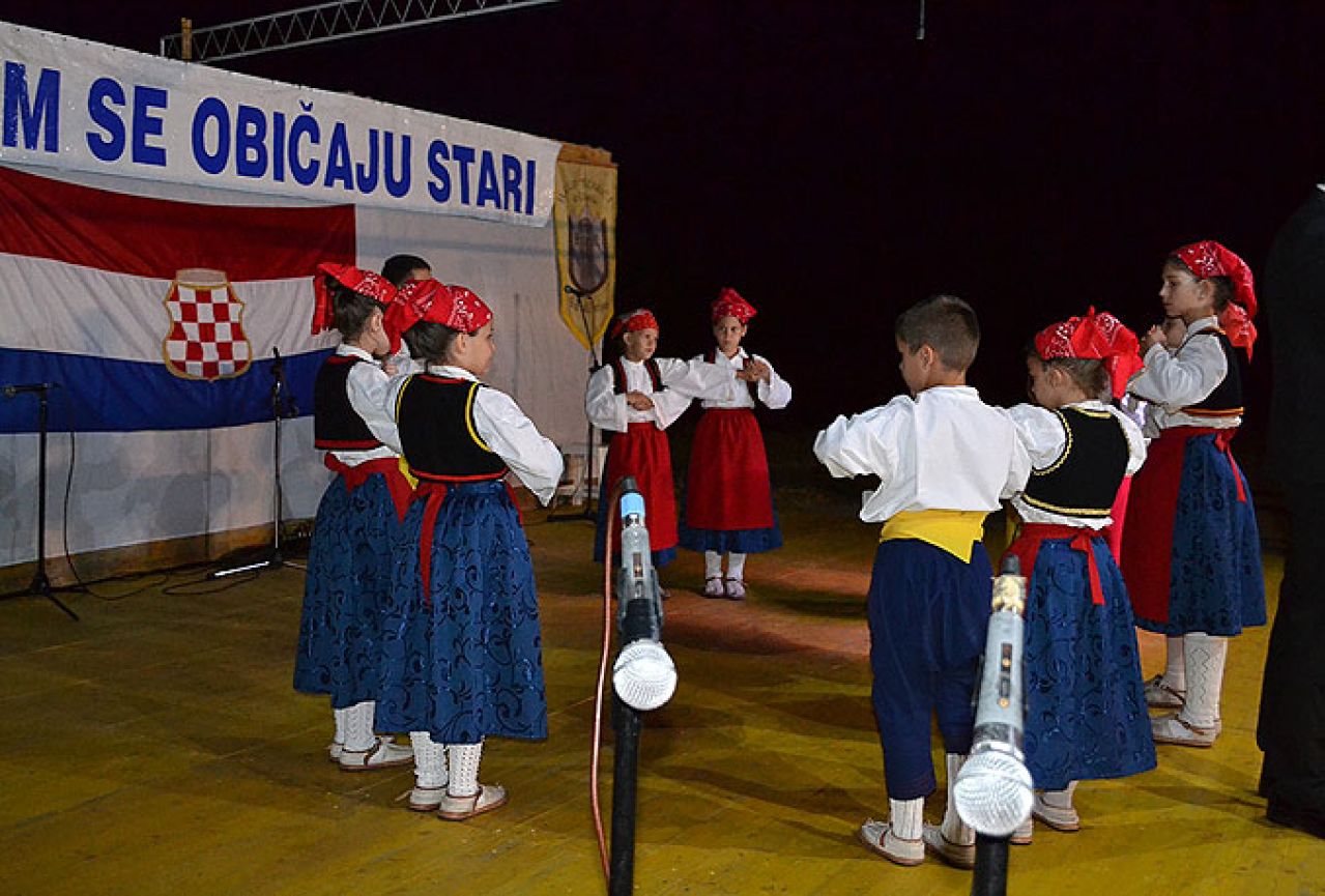 Na Uzarićima održana večer folklora ‘Vrati nam se običaju stari’