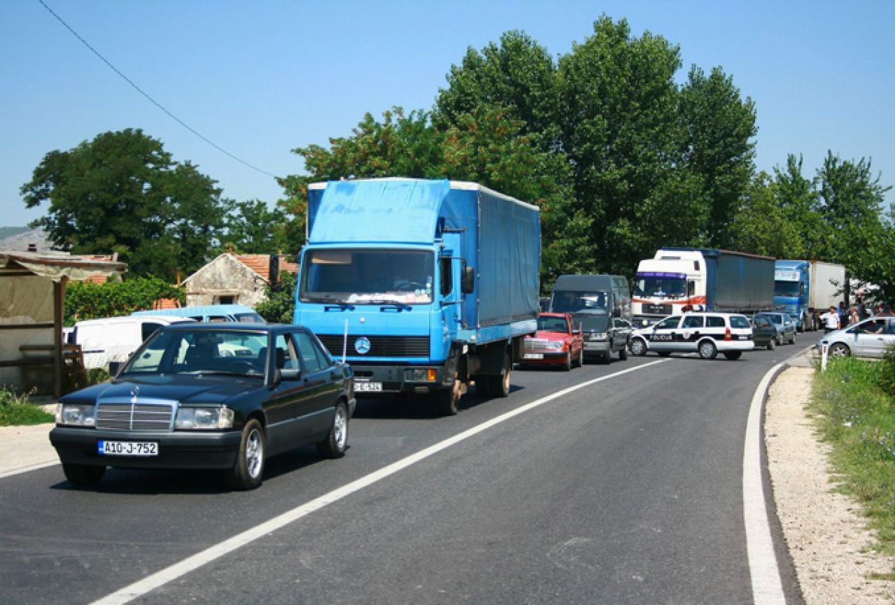 Kolone na granicama, u Doljanima čekanja oko jedan sat