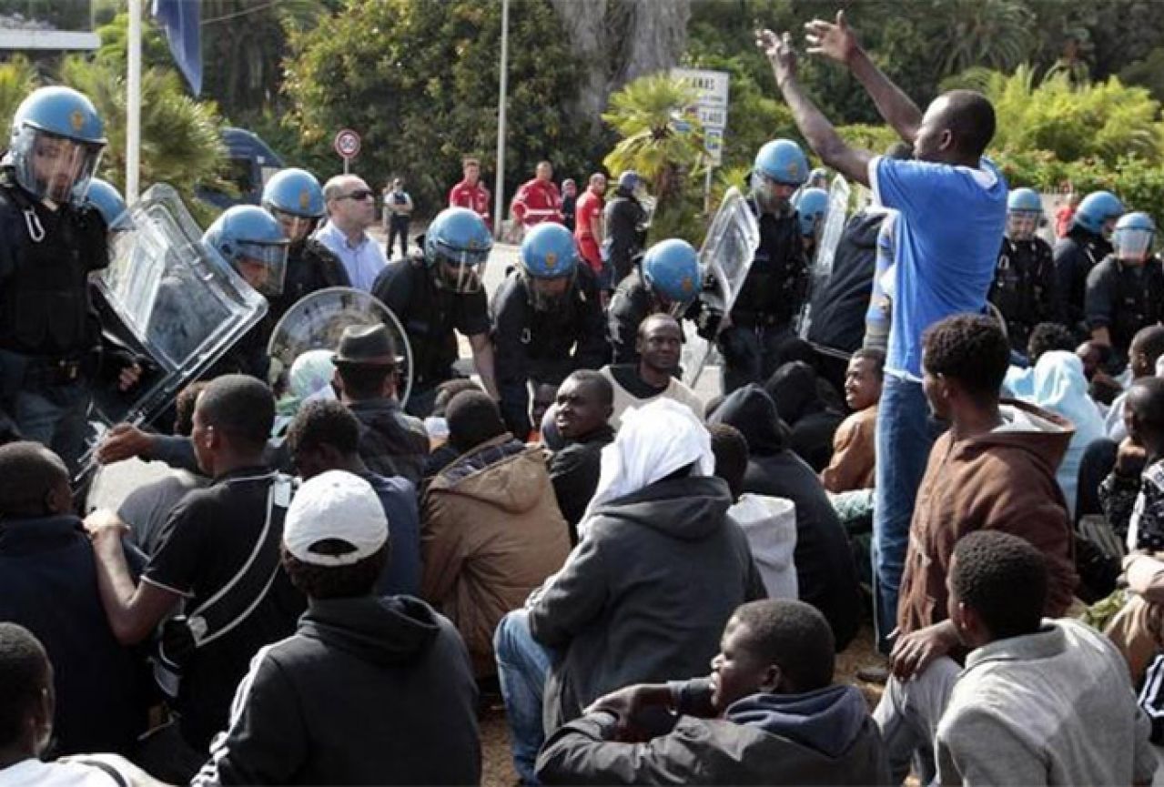 Francuzi poručili migrantima iz Afrike: "Ni govora, nećete se nastaniti u Europi"