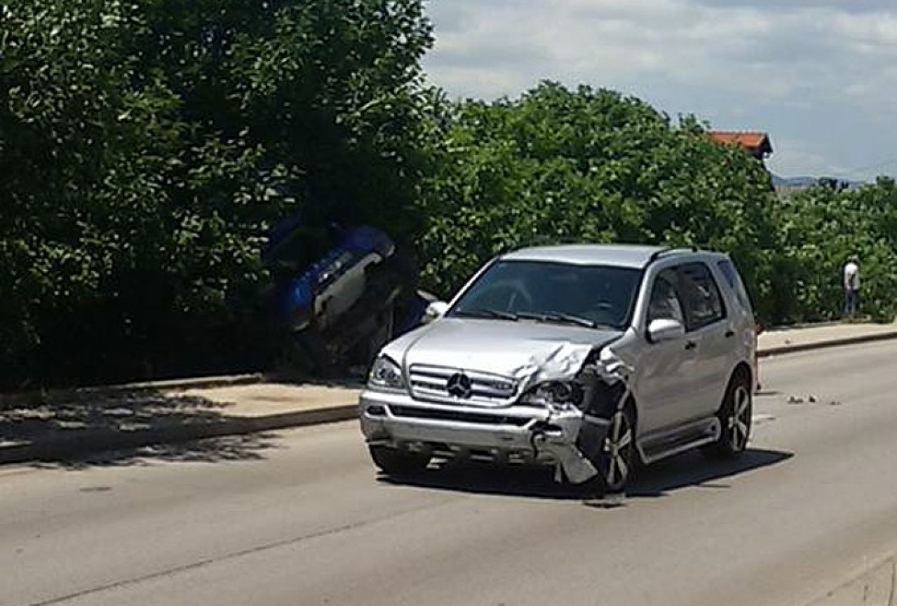 Od siline udarca Dacia završila 'pod smokvom'