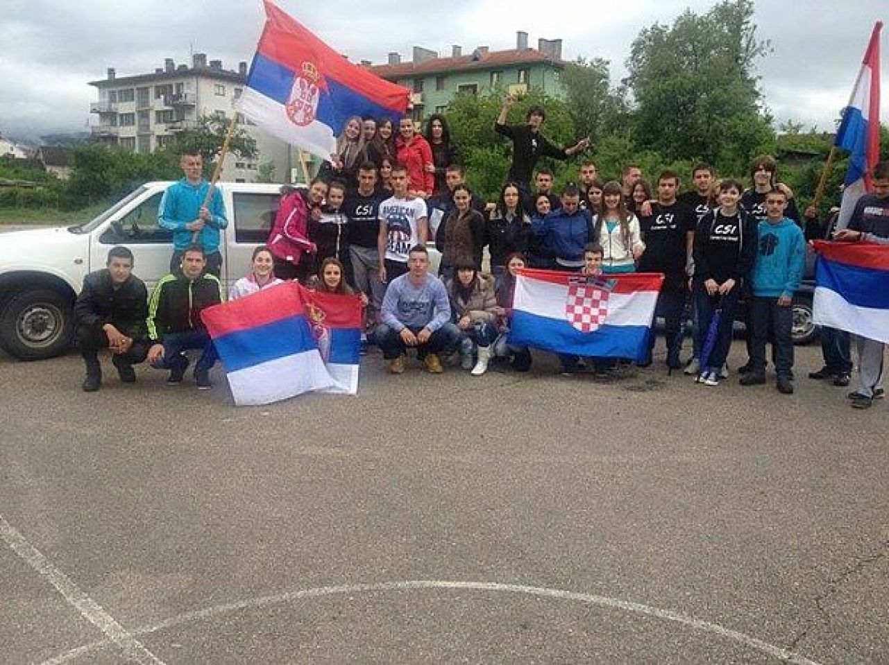 O maturantima iz Drvara koji su pozirali sa zastavama Hrvatske i Srbije priča cijela regija