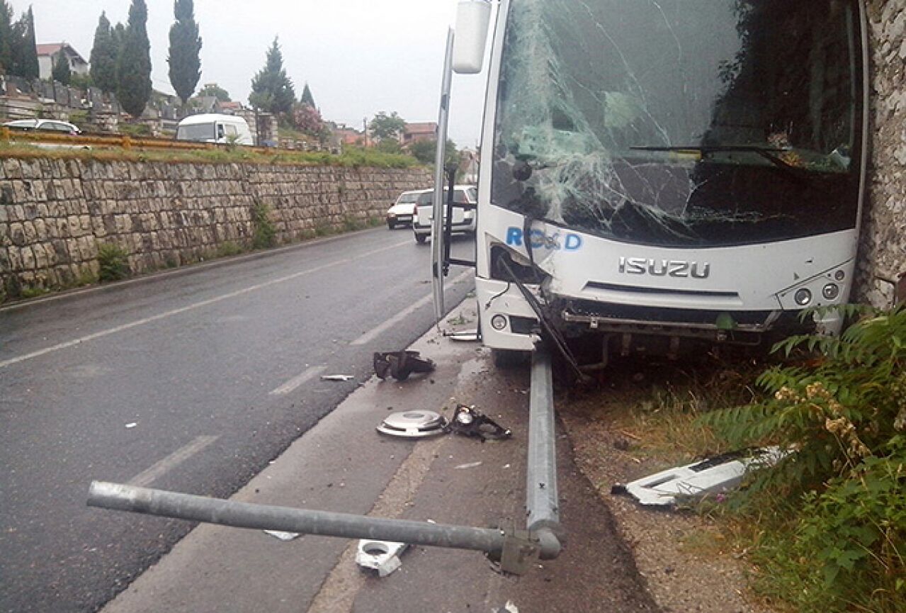 Mostar: Autobus sletio s ceste i udario u zid