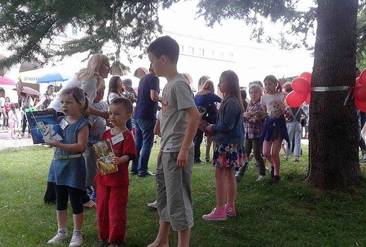Književni spektakl u Mostaru: Stotinjak djece potrčalo ubrati svoju priču