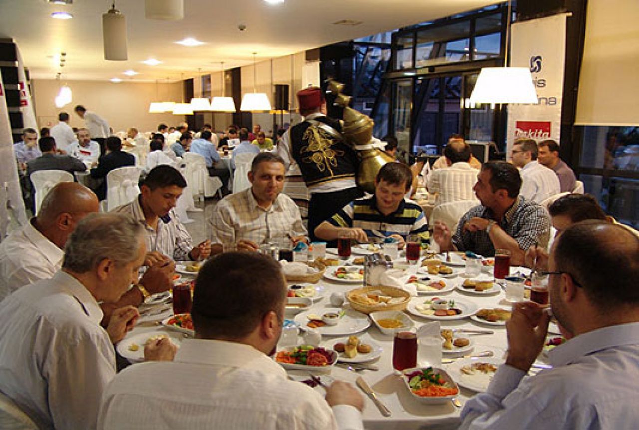 Uhićene osobe koje su vrijeđale vjernike i pokušale da prekinu iftar u Doboju