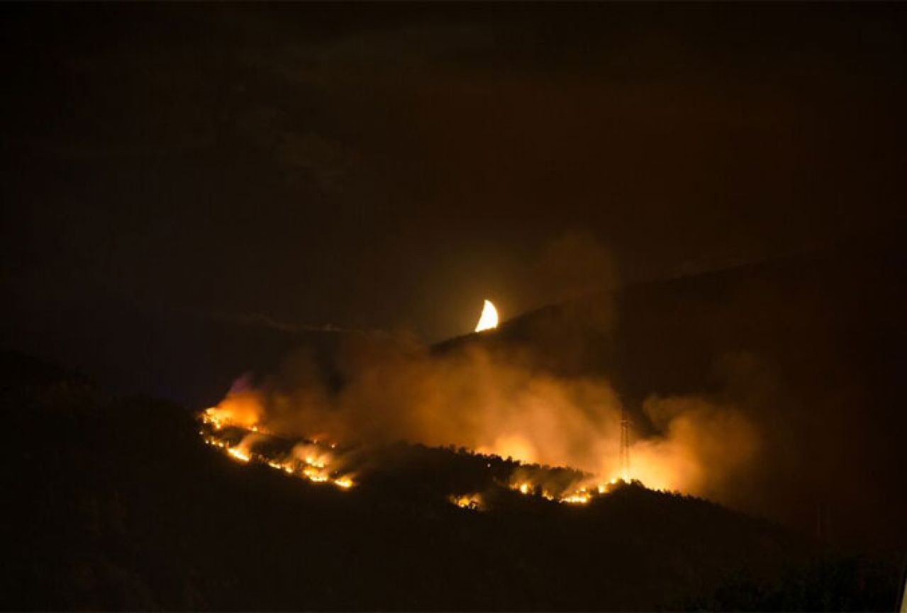 Na Žovnici iznad Mostara izbio požar većih razmjera