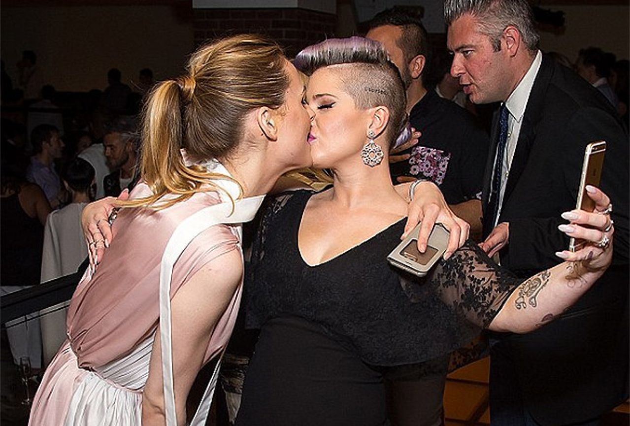 Strasni poljubac Andeje Pejić i Kelly Osbourne