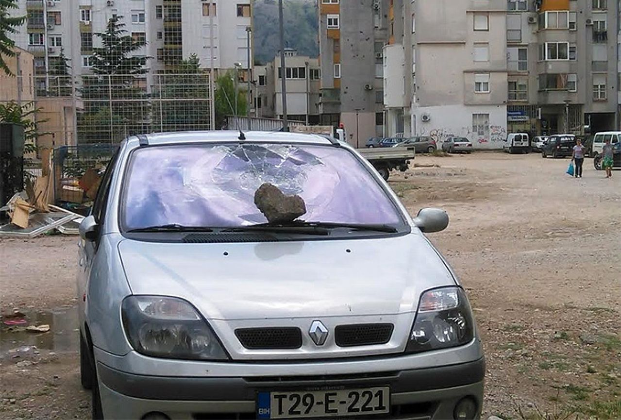 Na parkiranom automobilu razbijeno vjetrobransko staklo