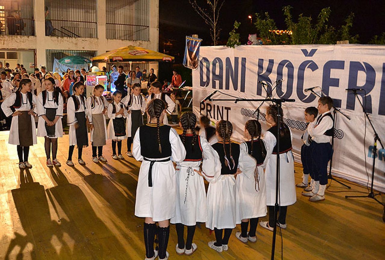 Kočerin: Održana večer folklora ''Kočerinom kolo igra, a pisma se ori''