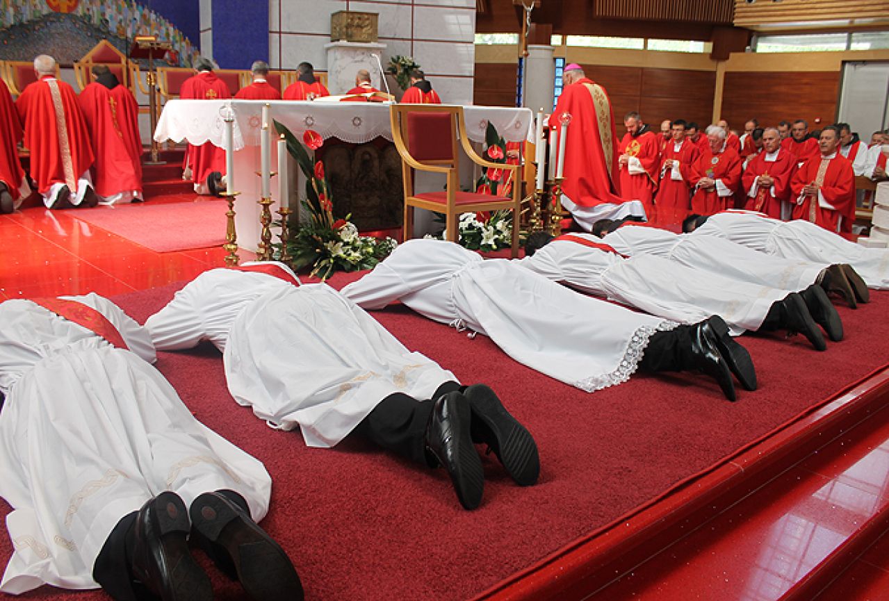 Ređenje u katedralama u Mostaru i Sarajevu: Šesnaest novih svećenika