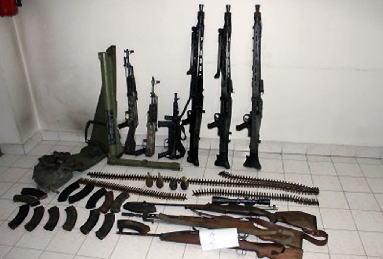Srebrenik: U obiteljskoj kući pronađena veća količina oružja i streljiva