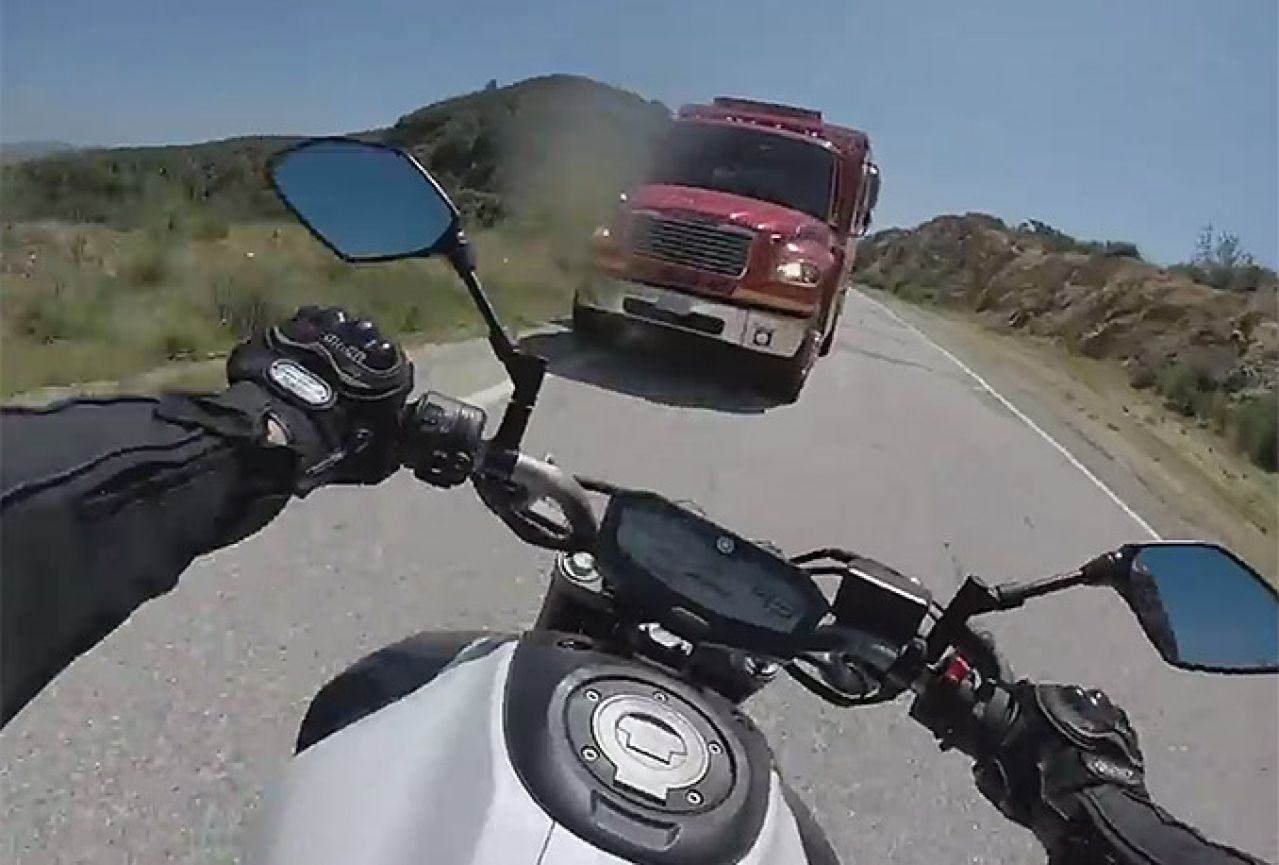 Motociklom se sa 100 km/h zabio u kamion, pa video postavio na YouTube