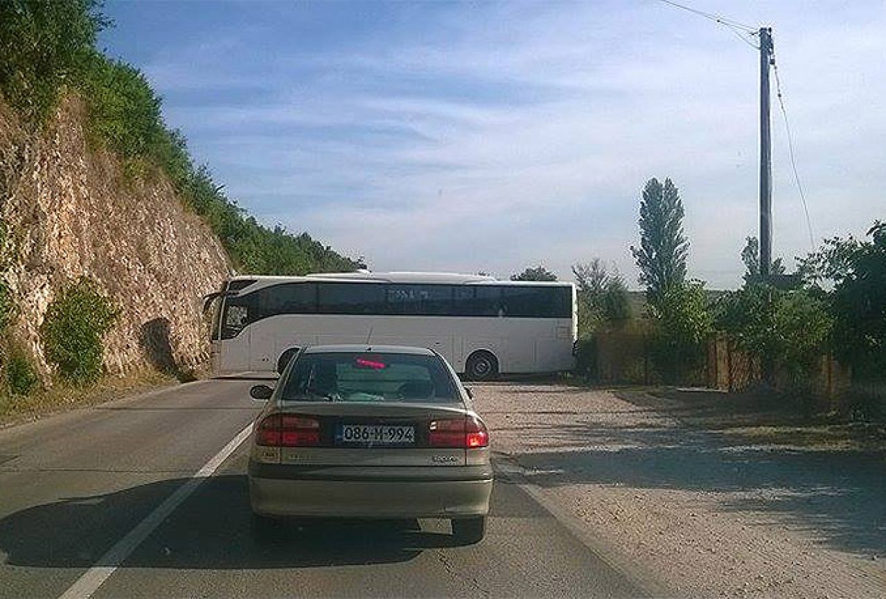 Vozač ''mrtav hladan'' polukružno okretao autobus na magistrali M-17