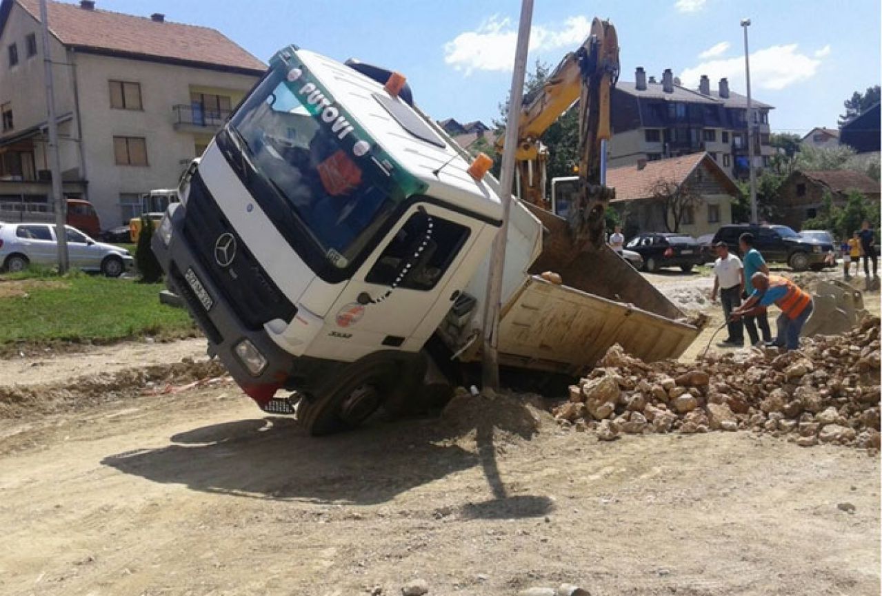 Prevrnuo se kamion pun zemlje u središtu Prozora