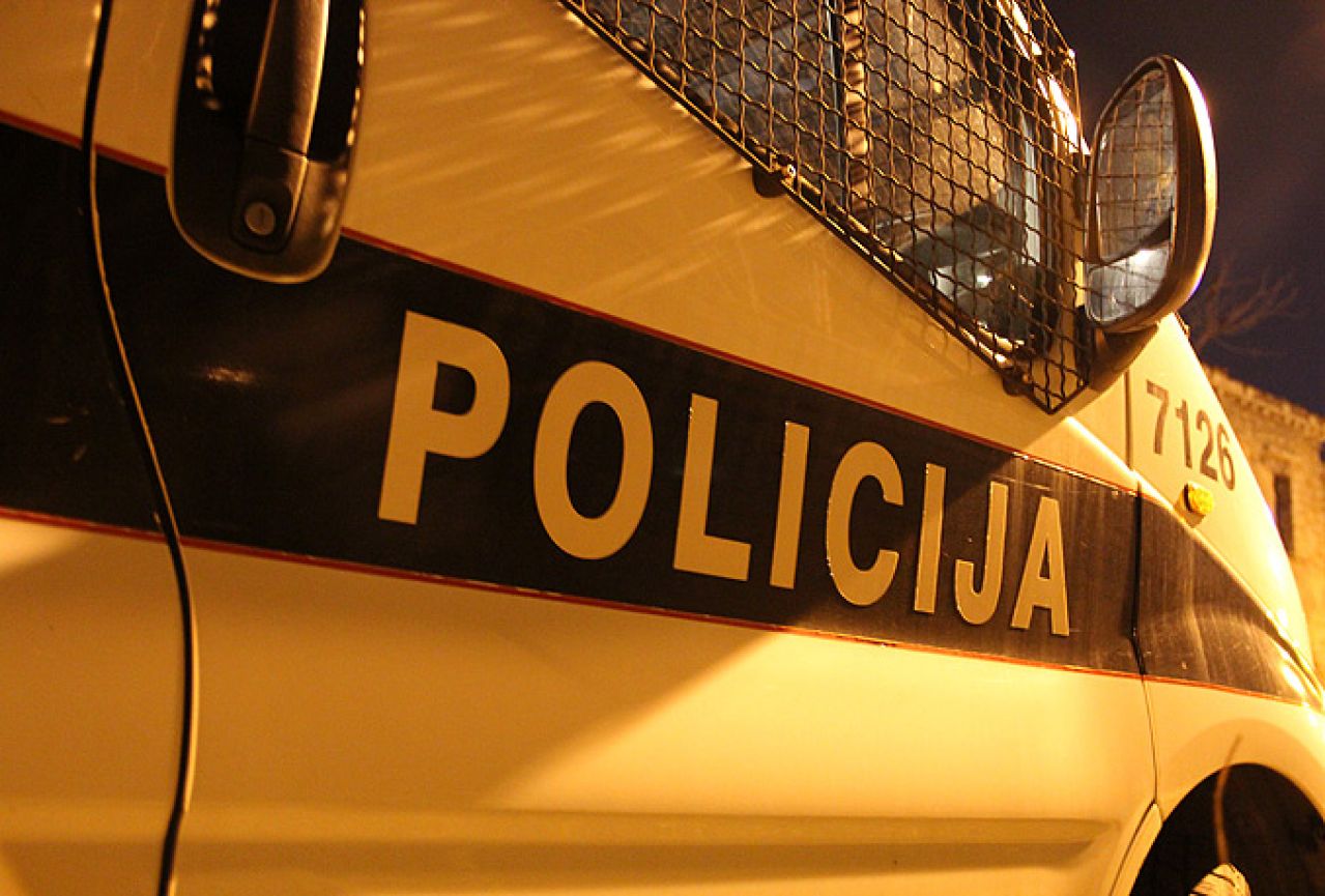 Pretresi u Mostaru: Privedene četiri osobe, suspendiran policajac