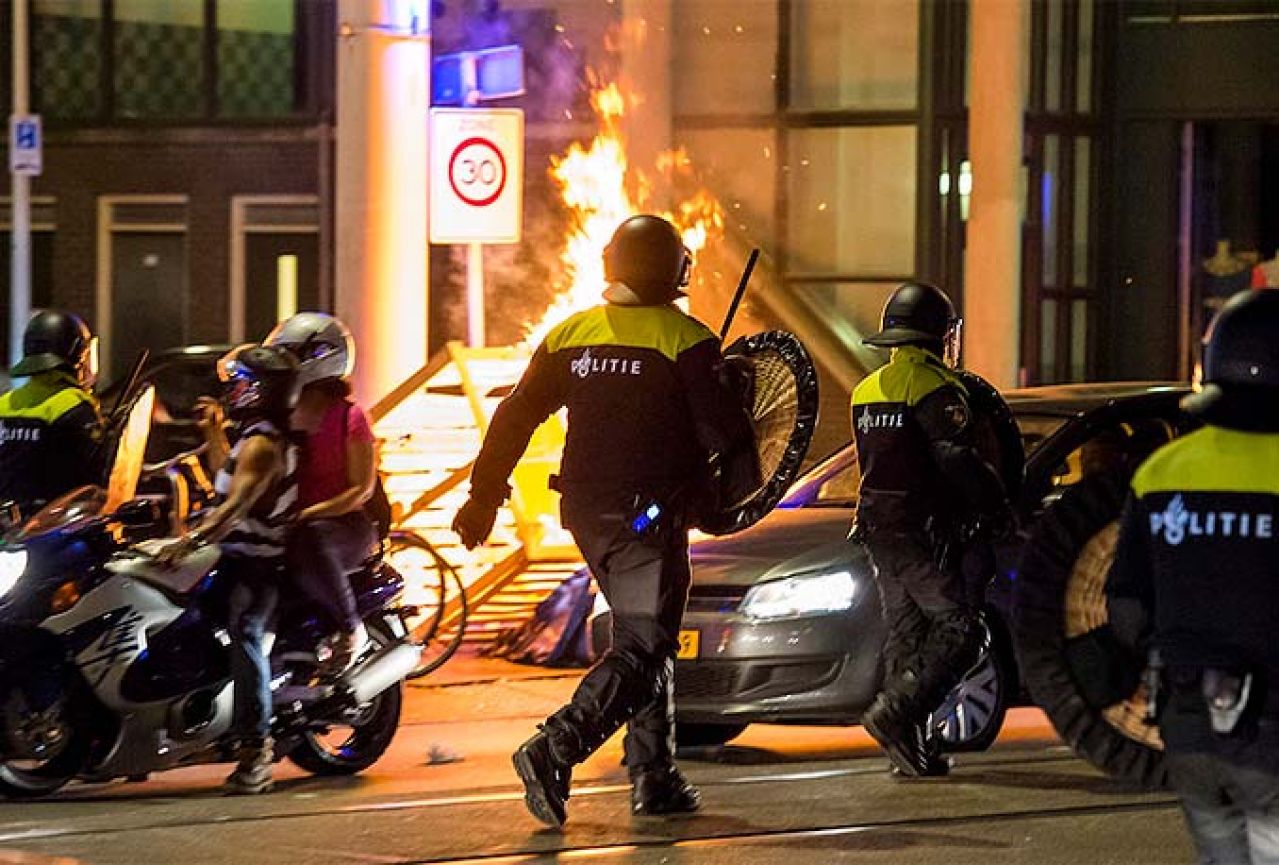 Neredi u Haagu, policija privela više od 200 osoba