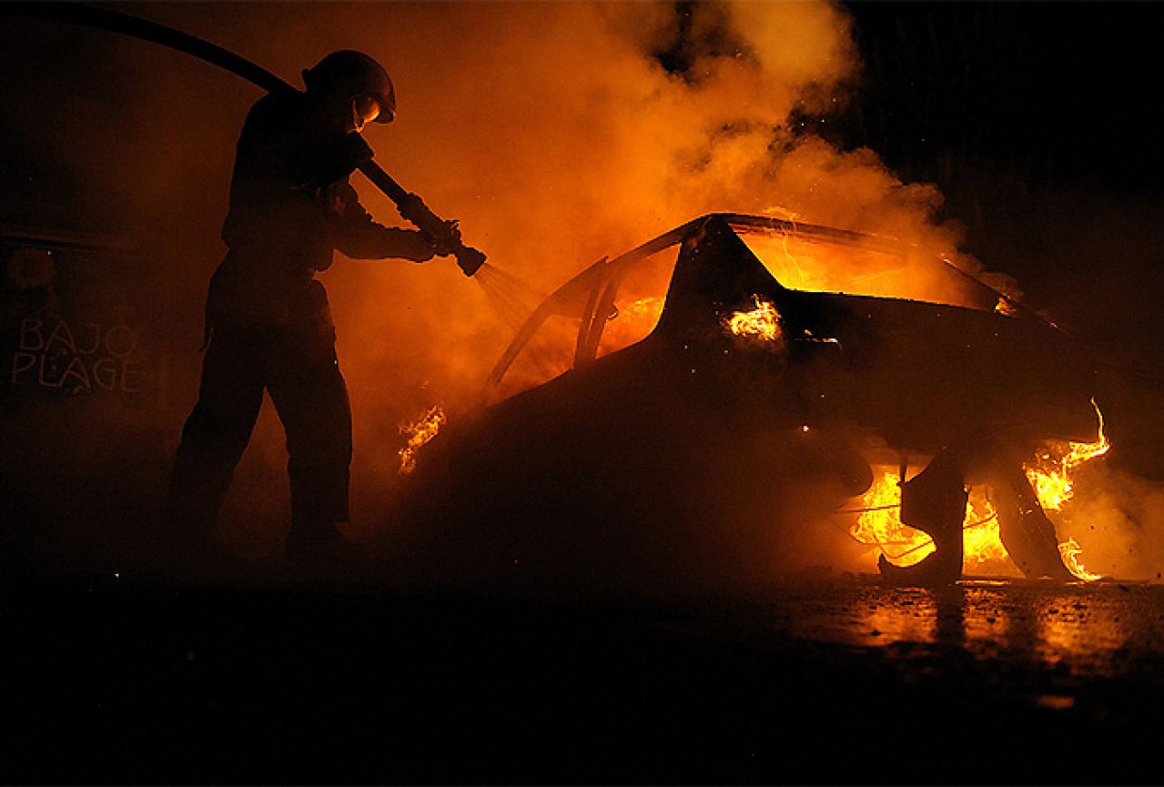 Sarajevo: Zapaljen kombi i osobni automobil