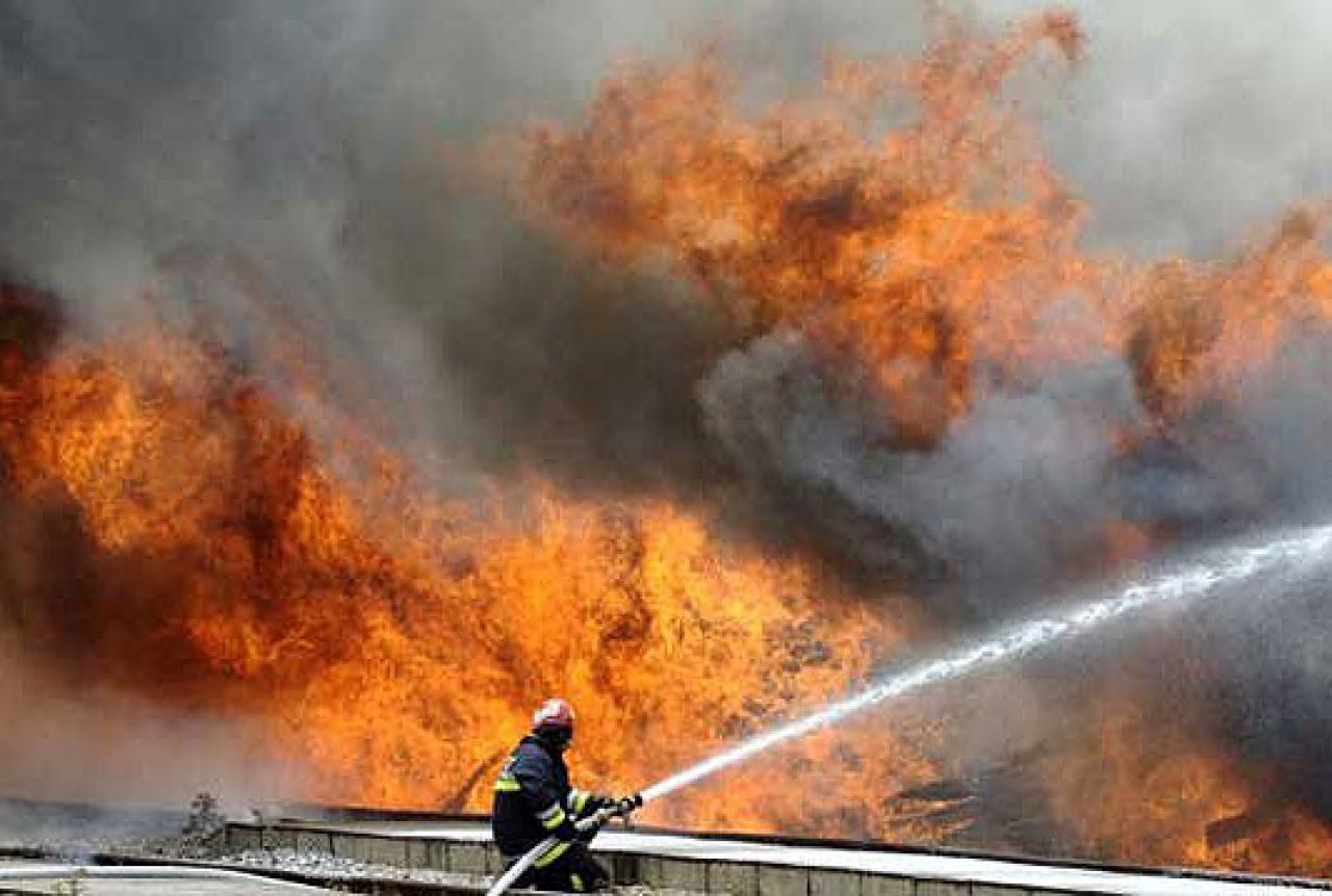 Preko 150 vatrogasaca gasi požar u Omišu
