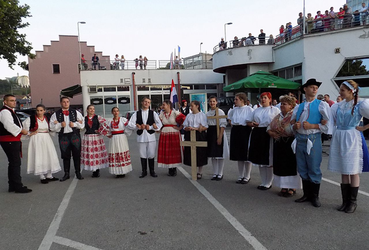Povorka sudionika manifestacije ''Po staza naših starih'' stigla u Kiseljak