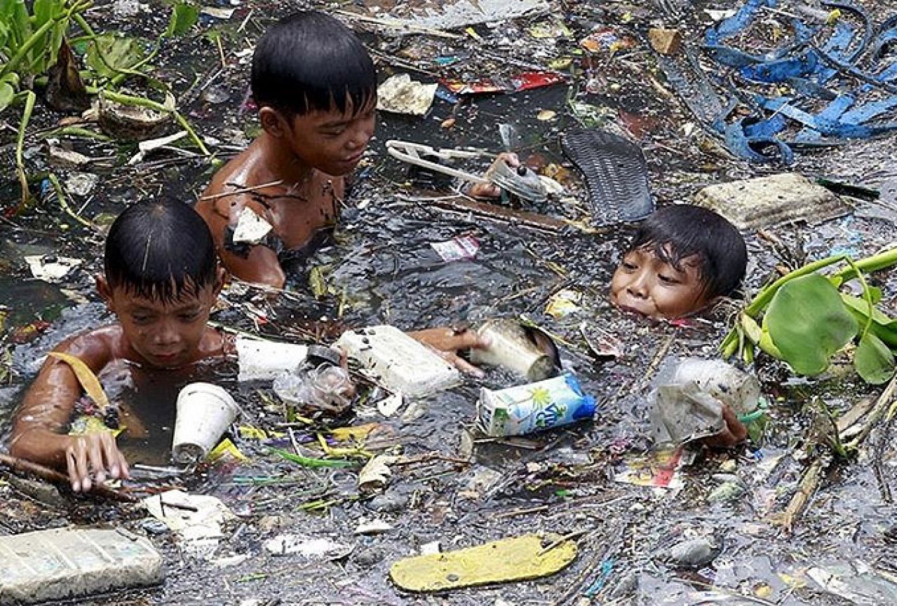 Djeca u zagađenoj rijeci skupljaju otpad kako bi preživjela