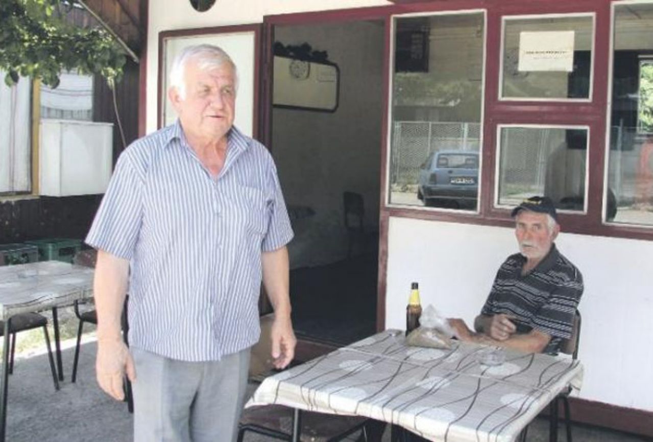Najsretnija kafana u Hercegovini: Vlasnik udao šest konobarica